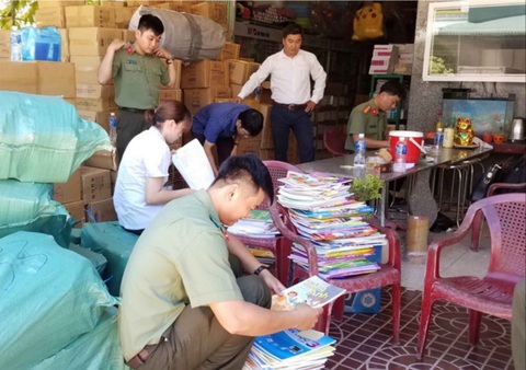 Khởi tố 3 chủ cửa hàng sách mua bán 72.600 cuốn sách giáo khoa giả - Ảnh 1. Khởi tố 3 chủ cửa hàng sách mua bán 72.600 cuốn sách giáo khoa giả - Ảnh 1.