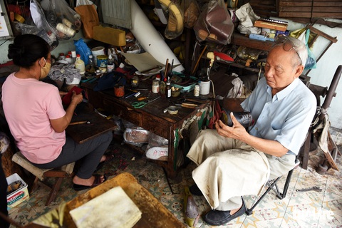 Người nghệ nhân già gần 90 tuổi lưu giữ hào quang của nghệ thuật đóng giày - Ảnh 6. Người nghệ nhân già gần 90 tuổi lưu giữ hào quang của nghệ thuật đóng giày - Ảnh 6.