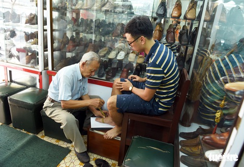 Người nghệ nhân già gần 90 tuổi lưu giữ hào quang của nghệ thuật đóng giày - Ảnh 2. Người nghệ nhân già gần 90 tuổi lưu giữ hào quang của nghệ thuật đóng giày - Ảnh 2.