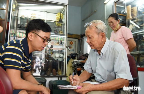 Người nghệ nhân già gần 90 tuổi lưu giữ hào quang của nghệ thuật đóng giày - Ảnh 4. Người nghệ nhân già gần 90 tuổi lưu giữ hào quang của nghệ thuật đóng giày - Ảnh 4.