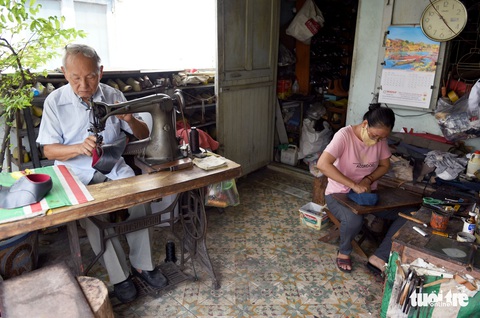 Người nghệ nhân già gần 90 tuổi lưu giữ hào quang của nghệ thuật đóng giày - Ảnh 13. Người nghệ nhân già gần 90 tuổi lưu giữ hào quang của nghệ thuật đóng giày - Ảnh 13.