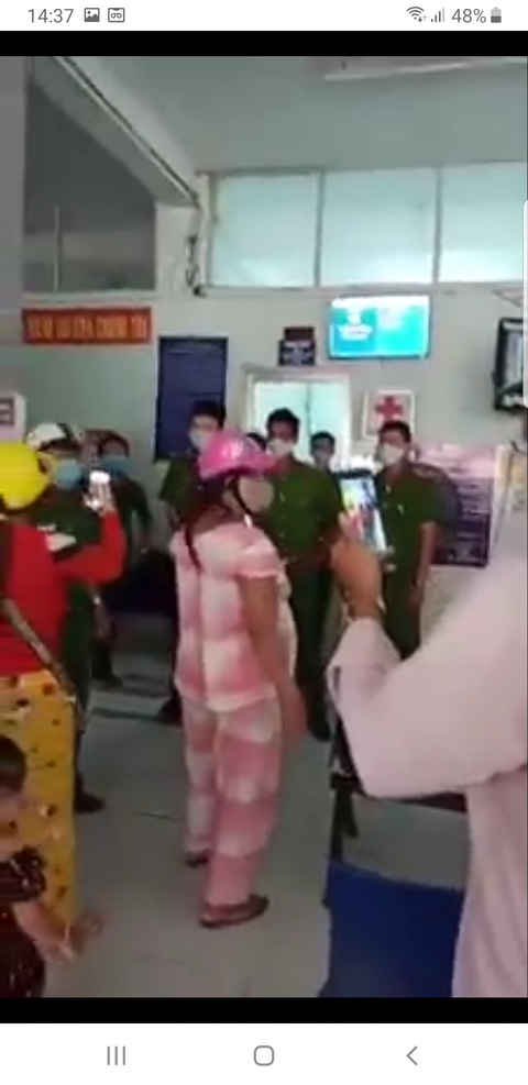 Xông vô bệnh viện giải vây bị can rồi quay clip tung tin công an đánh người - Ảnh 2. Xông vô bệnh viện giải vây bị can rồi quay clip tung tin công an đánh người - Ảnh 2.
