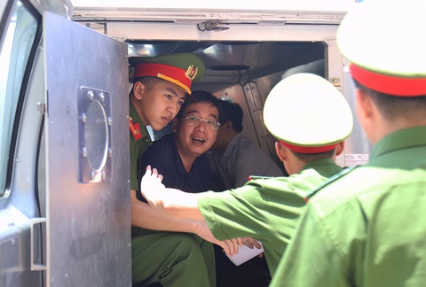 Cựu giáo viên Hòa Bình: Tôi nhận mình là tấm gương mờ của ngành giáo dục - Ảnh 1. Cựu giáo viên Hòa Bình: Tôi nhận mình là tấm gương mờ của ngành giáo dục - Ảnh 1.