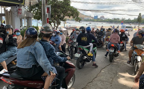 Du khách đổ về Vũng Tàu, đường lên núi Nhỏ tắc nghẽn - Ảnh 3. Du khách đổ về Vũng Tàu, đường lên núi Nhỏ tắc nghẽn - Ảnh 3.