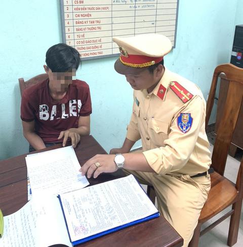 Cảnh sát giao thông sờ gáy thanh niên lái xe máy bằng 2 chân - Ảnh 1. Cảnh sát giao thông sờ gáy thanh niên lái xe máy bằng 2 chân - Ảnh 1.