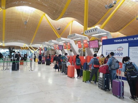 540 công dân Việt Nam từ Mỹ, châu Âu về nước, cách ly ngay khi nhập cảnh - Ảnh 2. 540 công dân Việt Nam từ Mỹ, châu Âu về nước, cách ly ngay khi nhập cảnh - Ảnh 2.