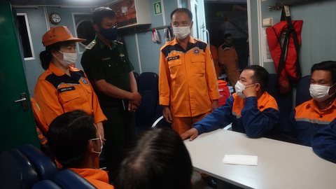 Tàu cá chìm ngoài khơi Thừa Thiên Huế trong đêm, 7 ngư dân Đà Nẵng được cứu - Ảnh 1. Tàu cá chìm ngoài khơi Thừa Thiên Huế trong đêm, 7 ngư dân Đà Nẵng được cứu - Ảnh 1.