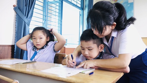 Nghỉ tết 3 tháng, học trò lớp 1 nhiều bé đánh vần không nổi, quên ráo phép tính - Ảnh 1. Nghỉ tết 3 tháng, học trò lớp 1 nhiều bé đánh vần không nổi, quên ráo phép tính - Ảnh 1.
