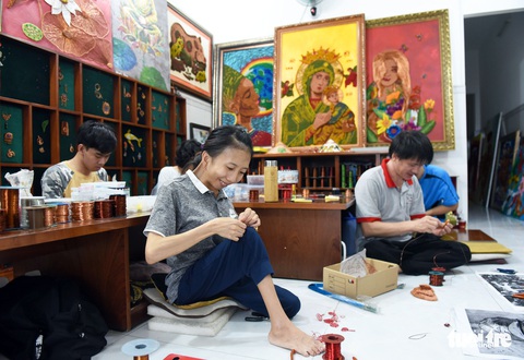 Cô gái sáng tạo ra dòng tranh dây đồng, chỉ truyền nghề cho người khuyết tật - Ảnh 5. Cô gái sáng tạo ra dòng tranh dây đồng, chỉ truyền nghề cho người khuyết tật - Ảnh 5.