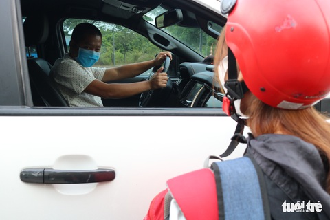 Lấy xe nhà chở miễn phí giúp các bạn sinh viên đi lại an toàn - Ảnh 3. Lấy xe nhà chở miễn phí giúp các bạn sinh viên đi lại an toàn - Ảnh 3.