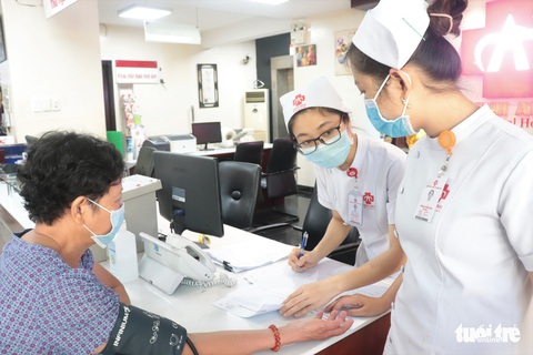 Người nghèo vui mừng được khám sức khỏe tổng quát miễn phí - Ảnh 1. Người nghèo vui mừng được khám sức khỏe tổng quát miễn phí - Ảnh 1.