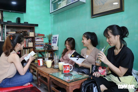 Uống cà phê trả bằng sách tại Sài Gòn - Ảnh 3. Uống cà phê trả bằng sách tại Sài Gòn - Ảnh 3.