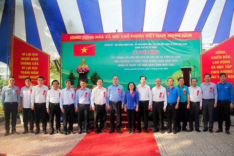 Lãnh đạo TP.HCM trồng cây, phát động Tết trồng cây đời đời nhớ ơn Bác Hồ - Ảnh 2. Lãnh đạo TP.HCM trồng cây, phát động Tết trồng cây đời đời nhớ ơn Bác Hồ - Ảnh 2.