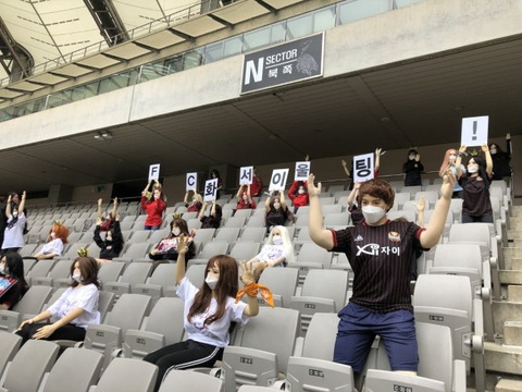 Chùm ảnh K-League sử dụng Búp bê bơm hơi để khán đài không...quá lạnh - Ảnh 1. Chùm ảnh K-League sử dụng Búp bê bơm hơi để khán đài không...quá lạnh - Ảnh 1.