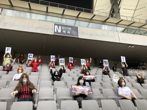 Chùm ảnh K-League sử dụng Búp bê bơm hơi để khán đài không...quá lạnh - Ảnh 2. Chùm ảnh K-League sử dụng Búp bê bơm hơi để khán đài không...quá lạnh - Ảnh 2.