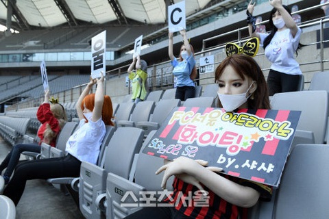 Chùm ảnh K-League sử dụng Búp bê bơm hơi để khán đài không...quá lạnh - Ảnh 4. Chùm ảnh K-League sử dụng Búp bê bơm hơi để khán đài không...quá lạnh - Ảnh 4.