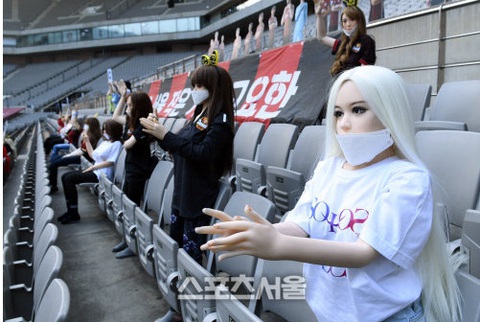 Chùm ảnh K-League sử dụng Búp bê bơm hơi để khán đài không...quá lạnh - Ảnh 5. Chùm ảnh K-League sử dụng Búp bê bơm hơi để khán đài không...quá lạnh - Ảnh 5.