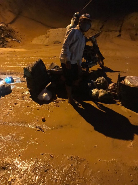 Bình Thuận: Mưa đầu mùa khiến cát đỏ trôi như lũ trên tuyến đường đang thi công - Ảnh 1. Bình Thuận: Mưa đầu mùa khiến cát đỏ trôi như lũ trên tuyến đường đang thi công - Ảnh 1.