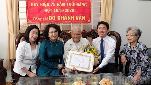 Trao huy hiệu 85 năm tuổi Đảng cho phu nhân cố Tổng bí thư Nguyễn Văn Linh - Ảnh 4. Trao huy hiệu 85 năm tuổi Đảng cho phu nhân cố Tổng bí thư Nguyễn Văn Linh - Ảnh 4.