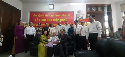 Trao huy hiệu 85 năm tuổi Đảng cho phu nhân cố Tổng bí thư Nguyễn Văn Linh - Ảnh 1. Trao huy hiệu 85 năm tuổi Đảng cho phu nhân cố Tổng bí thư Nguyễn Văn Linh - Ảnh 1.
