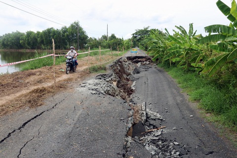 Sụt lún 50m tỉnh lộ 965 tại Kiên Giang, giao thông ách tắc - Ảnh 1. Sụt lún 50m tỉnh lộ 965 tại Kiên Giang, giao thông ách tắc - Ảnh 1.