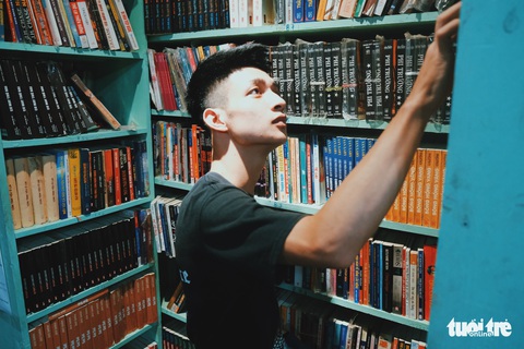 Những căn gác sách cũ kỹ hàng chục năm ở Hà Nội - Ảnh 7. Những căn gác sách cũ kỹ hàng chục năm ở Hà Nội - Ảnh 7.