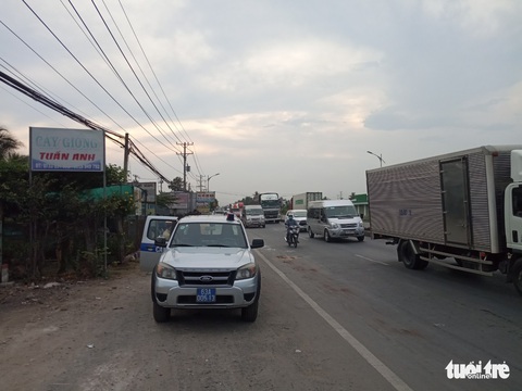Truy tìm xe khách cán chết người rồi bỏ trốn ở Tiền Giang - Ảnh 1. Truy tìm xe khách cán chết người rồi bỏ trốn ở Tiền Giang - Ảnh 1.
