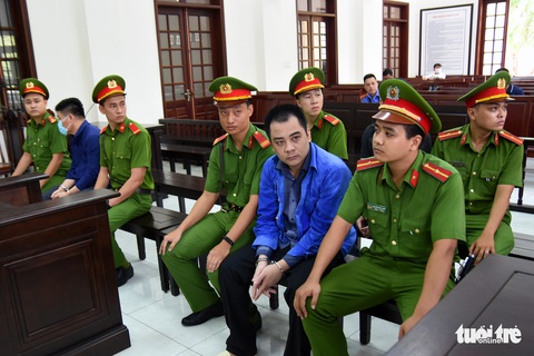 Vụ ‘giang hồ’ vây xe chở công an: Các bị cáo khai Giang 36 chỉ đạo chặn xe, giữ người - Ảnh 1. Vụ ‘giang hồ’ vây xe chở công an: Các bị cáo khai Giang 36 chỉ đạo chặn xe, giữ người - Ảnh 1.