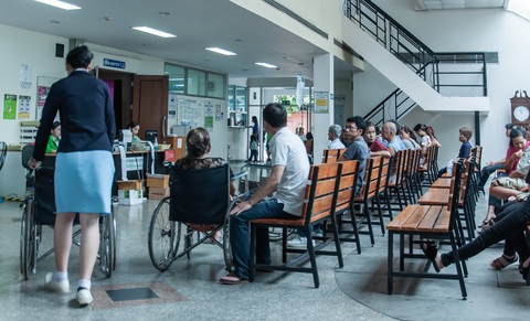 Thoát khỏi nỗi ám ảnh xếp hàng nhờ bảo hiểm sức khỏe - Ảnh 1. Thoát khỏi nỗi ám ảnh xếp hàng nhờ bảo hiểm sức khỏe - Ảnh 1.