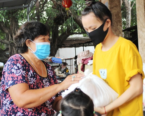 Tấm lòng hai bà chủ trọ: Công nhân vất vả rồi, mình giúp được gì thì giúp - Ảnh 1. Tấm lòng hai bà chủ trọ: Công nhân vất vả rồi, mình giúp được gì thì giúp - Ảnh 1.