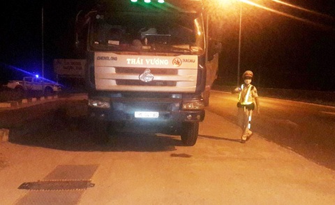 Bị yêu cầu kiểm tra tải trọng, tài xế cố thủ nhiều giờ trong xe - Ảnh 1. Bị yêu cầu kiểm tra tải trọng, tài xế cố thủ nhiều giờ trong xe - Ảnh 1.