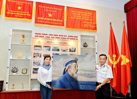 Tặng tranh Bác Hồ cho Bộ tư lệnh Quân chủng Hải quân - Ảnh 1. Tặng tranh Bác Hồ cho Bộ tư lệnh Quân chủng Hải quân - Ảnh 1.