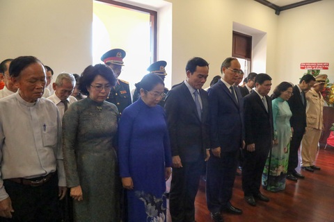 Lãnh đạo TP.HCM dâng hương tưởng niệm Chủ tịch Hồ Chí Minh - Ảnh 3. Lãnh đạo TP.HCM dâng hương tưởng niệm Chủ tịch Hồ Chí Minh - Ảnh 3.