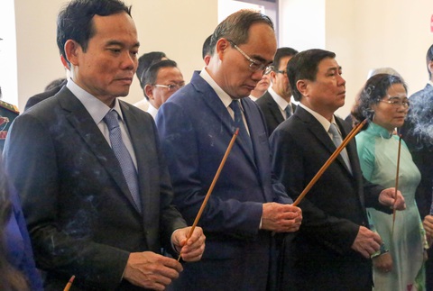 Lãnh đạo TP.HCM dâng hương tưởng niệm Chủ tịch Hồ Chí Minh - Ảnh 2. Lãnh đạo TP.HCM dâng hương tưởng niệm Chủ tịch Hồ Chí Minh - Ảnh 2.