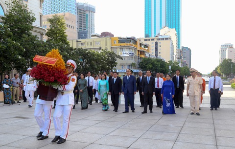 Lãnh đạo TP.HCM dâng hương tưởng niệm Chủ tịch Hồ Chí Minh - Ảnh 5. Lãnh đạo TP.HCM dâng hương tưởng niệm Chủ tịch Hồ Chí Minh - Ảnh 5.