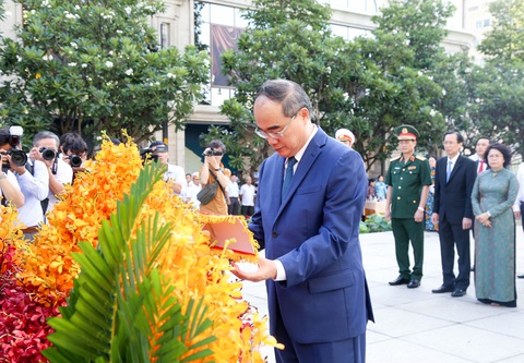 Lãnh đạo TP.HCM dâng hương tưởng niệm Chủ tịch Hồ Chí Minh - Ảnh 6. Lãnh đạo TP.HCM dâng hương tưởng niệm Chủ tịch Hồ Chí Minh - Ảnh 6.