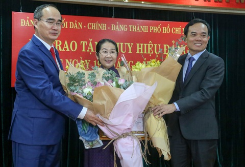 Phó bí thư Thành ủy Võ Thị Dung nhận huy hiệu 40 năm tuổi Đảng - Ảnh 2. Phó bí thư Thành ủy Võ Thị Dung nhận huy hiệu 40 năm tuổi Đảng - Ảnh 2.
