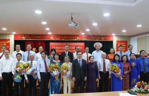 Phó bí thư Thành ủy Võ Thị Dung nhận huy hiệu 40 năm tuổi Đảng - Ảnh 1. Phó bí thư Thành ủy Võ Thị Dung nhận huy hiệu 40 năm tuổi Đảng - Ảnh 1.