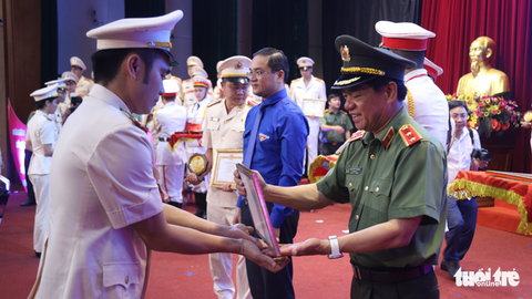 Tuyên dương 11 gương mặt trẻ Công an thủ đô xuất sắc học tập, làm theo lời Bác - Ảnh 2. Tuyên dương 11 gương mặt trẻ Công an thủ đô xuất sắc học tập, làm theo lời Bác - Ảnh 2.
