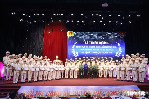 Tuyên dương 11 gương mặt trẻ Công an thủ đô xuất sắc học tập, làm theo lời Bác - Ảnh 1. Tuyên dương 11 gương mặt trẻ Công an thủ đô xuất sắc học tập, làm theo lời Bác - Ảnh 1.