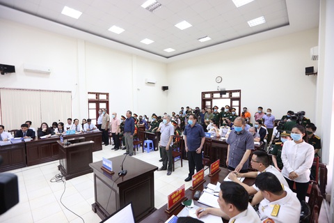 Đinh Ngọc Hệ và cháu gái đổ lỗi cho nhau, Quân chủng Hải quân nói bị Út trọc lừa - Ảnh 1. Đinh Ngọc Hệ và cháu gái đổ lỗi cho nhau, Quân chủng Hải quân nói bị Út trọc lừa - Ảnh 1.