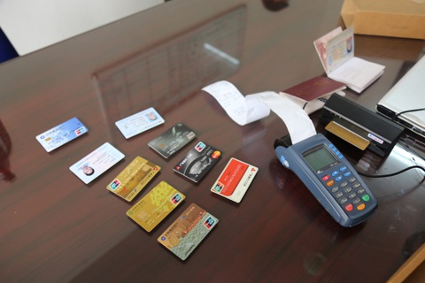 Nhóm người Trung Quốc ghi thông tin lấy được lên thẻ ngân hàng giả, rút 300.000 USD - Ảnh 2. Nhóm người Trung Quốc ghi thông tin lấy được lên thẻ ngân hàng giả, rút 300.000 USD - Ảnh 2.