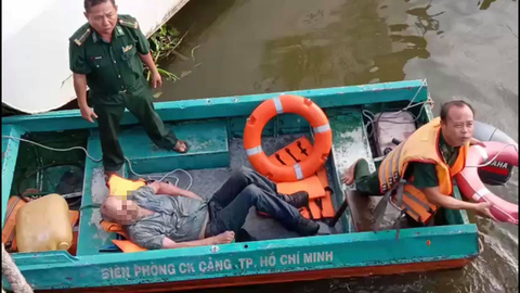 Nhảy sông Sài Gòn tìm hộ chiếu bị cướp vứt, giảng viên người Mỹ được biên phòng cứu - Ảnh 1. Nhảy sông Sài Gòn tìm hộ chiếu bị cướp vứt, giảng viên người Mỹ được biên phòng cứu - Ảnh 1.