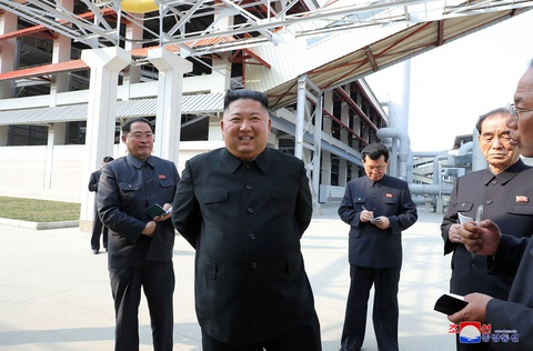 Hình ảnh ông Kim Jong Un xuất hiện trở lại sau những đồn đoán sức khỏe - Ảnh 4. Hình ảnh ông Kim Jong Un xuất hiện trở lại sau những đồn đoán sức khỏe - Ảnh 4.