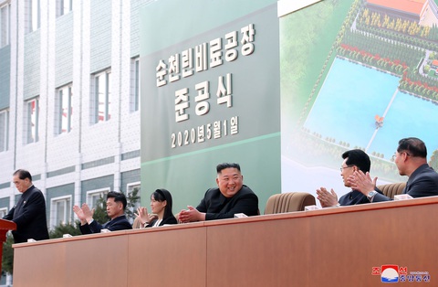 Hình ảnh ông Kim Jong Un xuất hiện trở lại sau những đồn đoán sức khỏe - Ảnh 3. Hình ảnh ông Kim Jong Un xuất hiện trở lại sau những đồn đoán sức khỏe - Ảnh 3.