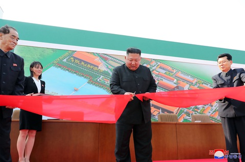 Hình ảnh ông Kim Jong Un xuất hiện trở lại sau những đồn đoán sức khỏe - Ảnh 1. Hình ảnh ông Kim Jong Un xuất hiện trở lại sau những đồn đoán sức khỏe - Ảnh 1.