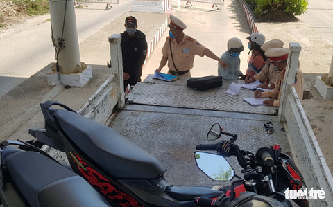 Nhiều nhóm phượt thủ chạy xe phân khối lớn trên cao tốc - Ảnh 1. Nhiều nhóm phượt thủ chạy xe phân khối lớn trên cao tốc - Ảnh 1.