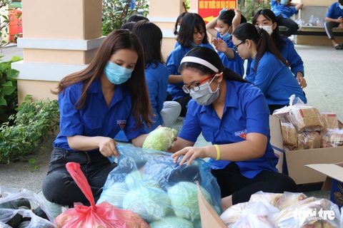 Shipper xanh đến từng nhà, giao quà miễn phí - Ảnh 7. Shipper xanh đến từng nhà, giao quà miễn phí - Ảnh 7.