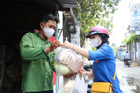 Shipper xanh đến từng nhà, giao quà miễn phí - Ảnh 2. Shipper xanh đến từng nhà, giao quà miễn phí - Ảnh 2.