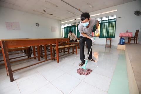 Nhà trường, phụ huynh TP.HCM, Hà Nội cùng dọn vệ sinh chuẩn bị đón học sinh trở lại - Ảnh 1. Nhà trường, phụ huynh TP.HCM, Hà Nội cùng dọn vệ sinh chuẩn bị đón học sinh trở lại - Ảnh 1.